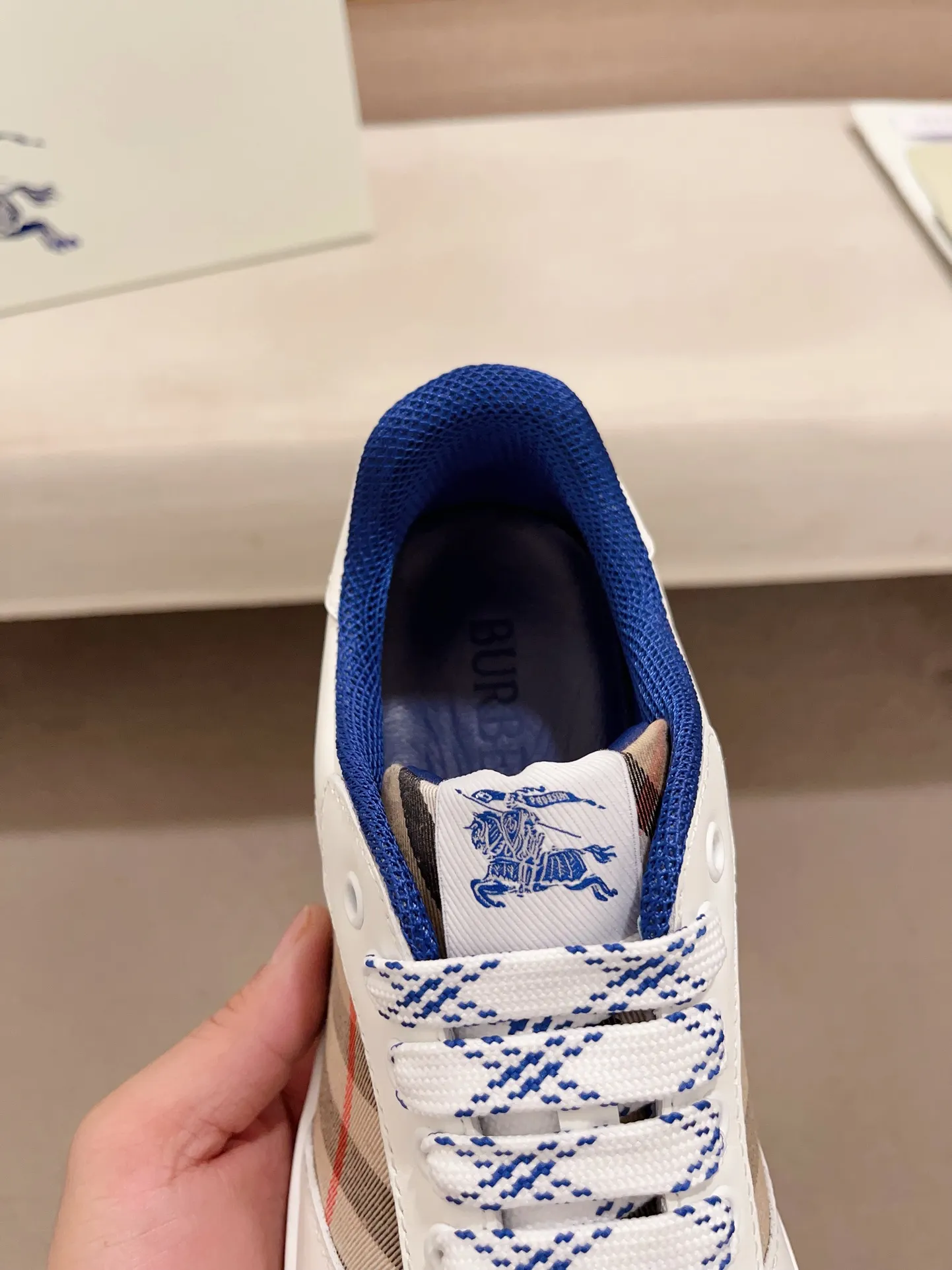 Men's shoes💰: 620💰Top version🥳◾️▫️The new Burberry men's classic low-top sneakers are reinterpreted with Vintage retro plaid cotton material and calfskin, decorated with a new brand logo. First-layer cowhide lining, embossed Burberry logo on the heel, and original TPU outsole! Code number: 38-45. Women's sizes and 46 can be customized.